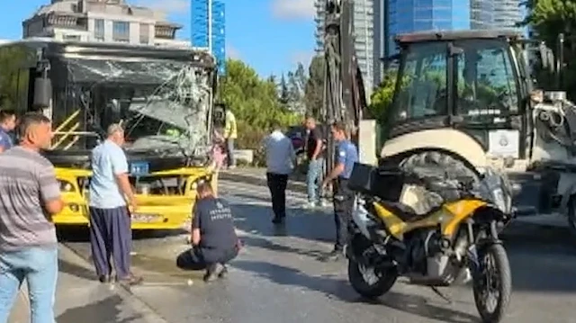 Beşiktaş’ta İETT otobüsü iş makinesine çarptı: 5 yaralı